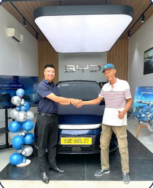 Bàn giao xe cho chú Ngô Công Hải (50E-985.27)